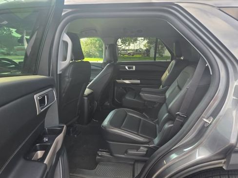 Used 2023 Ford Explorer XLT w/ Equipment Group 202A AWD/4WD image 18