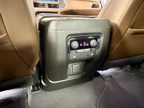 Used 2022 Chevrolet Tahoe High Country RWD image 18