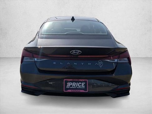 Used 2022 Hyundai Elantra SE FWD image 6