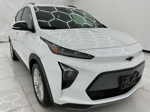 Used 2022 Chevrolet Bolt EUV LT w/ Driver Confidence Package FWD image 3