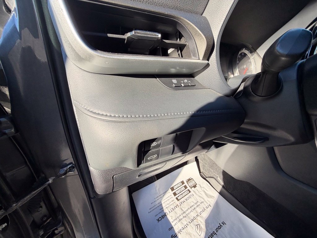 Used 2021 Toyota Highlander LE AWD/4WD image 16