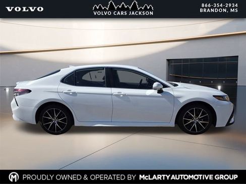 Used 2024 Toyota Camry SE image 3