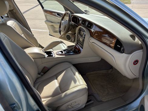 Used 2004 Jaguar XJ8 image 14