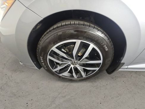 Used 2025 Volkswagen Jetta SE FWD image 14