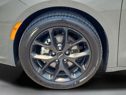 Used 2025 Chrysler Pacifica Limited FWD image 27