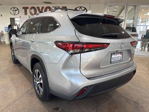 Used 2022 Toyota Highlander XLE AWD/4WD image 8