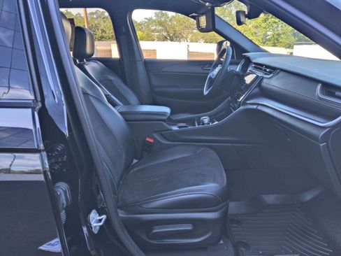 Used 2024 Jeep Grand Cherokee Altitude RWD image 29