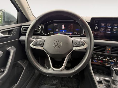 Used 2025 Volkswagen Jetta SE FWD image 13