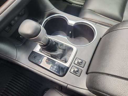 Used 2019 Toyota Highlander XLE FWD image 19
