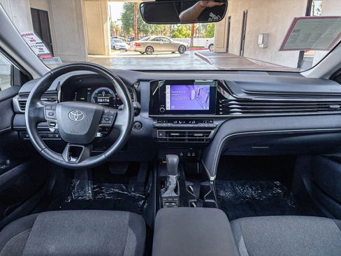 Used 2025 Toyota Camry SE AWD/4WD image 16