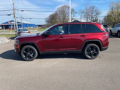 Used 2023 Jeep Grand Cherokee Limited w/ Luxury Tech Group II AWD/4WD image 8