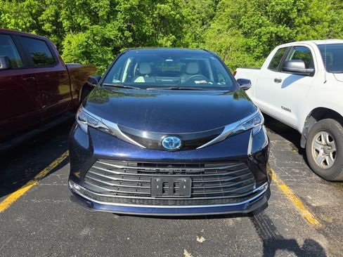 Used 2025 Toyota Sienna Platinum AWD/4WD image 2