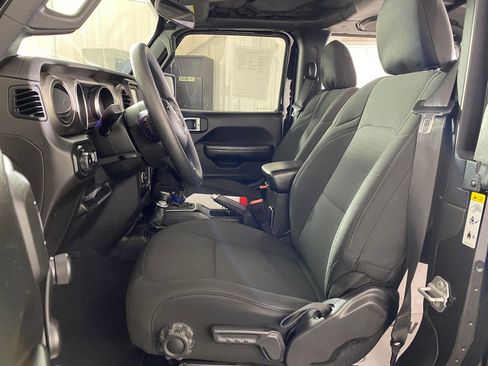 Used 2019 Jeep Wrangler Sport image 5