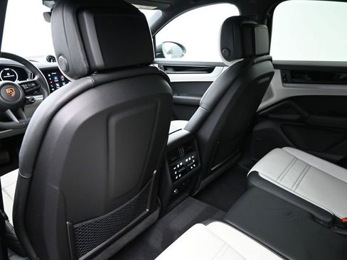Certified 2024 Porsche Cayenne Coupe AWD/4WD image 8