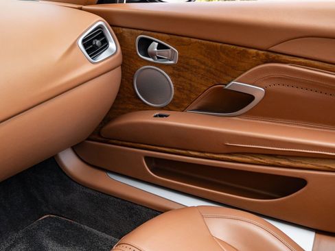 Used 2019 Aston Martin DB11 Volante image 28