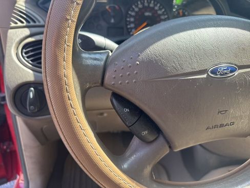 Used 2001 Ford Focus SE FWD image 14