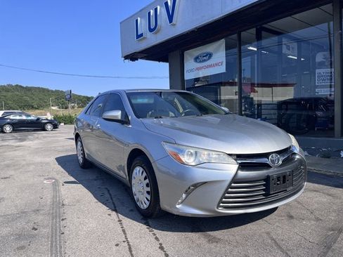 Used 2017 Toyota Camry LE image 1