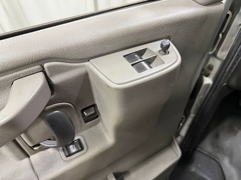 Used 2017 Chevrolet Express 2500 RWD image 17