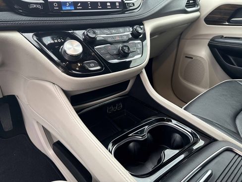 Used 2022 Chrysler Pacifica Limited image 28