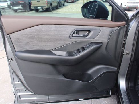 Used 2023 Nissan Rogue S image 17