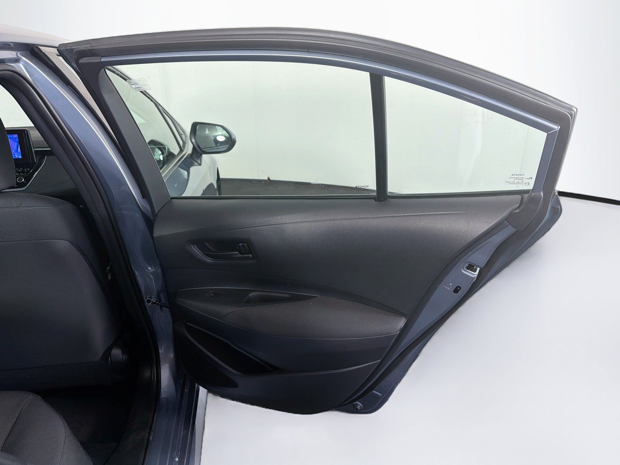 Used 2025 Toyota Corolla LE FWD image 30