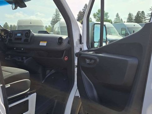 Used 2025 Mercedes-Benz Sprinter 2500 image 10