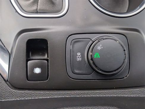 Used 2021 Chevrolet Traverse LT image 33