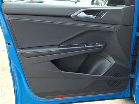 Used 2025 Volkswagen Taos SE image 13