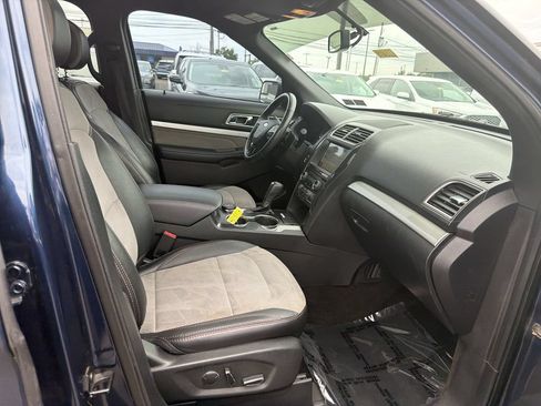 Used 2017 Ford Explorer XLT w/ Equipment Group 202A AWD/4WD image 15