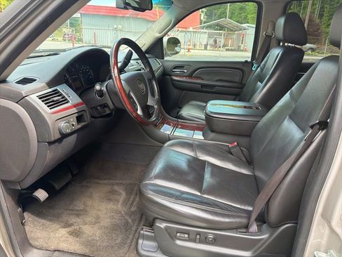 Used 2007 Cadillac Escalade AWD w/ Information Package image 8