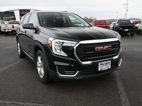 Used 2023 GMC Terrain SLE image 2