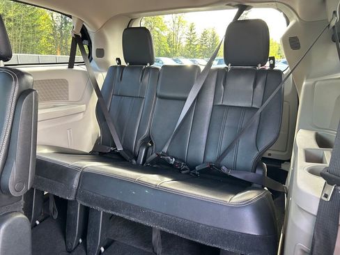 Used 2016 Chrysler Town & Country Touring FWD image 33