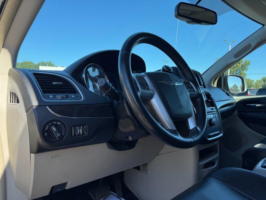 Used 2014 Chrysler Town & Country Touring FWD image 14