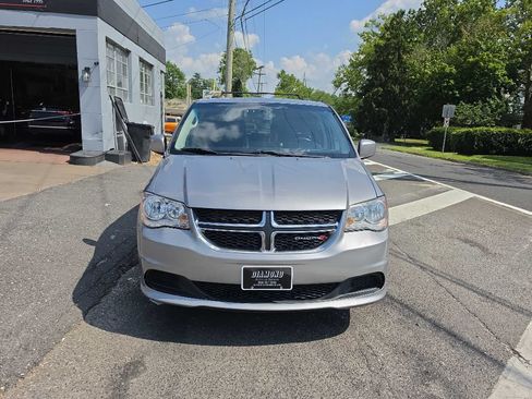Used 2016 Dodge Grand Caravan SXT FWD image 2