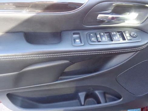 Used 2019 Dodge Grand Caravan SE FWD image 17
