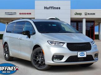 New 2026 Chrysler Pacifica Select video 1