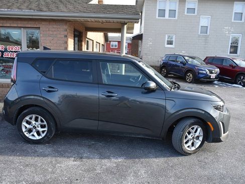 Used 2023 Kia Soul LX w/ LX Technology Package FWD image 2