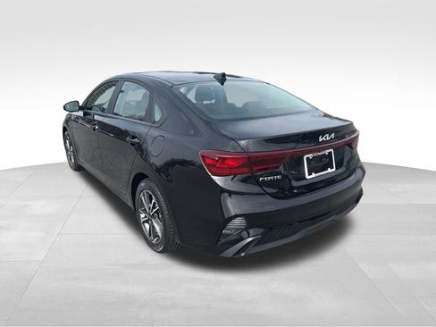 Used 2022 Kia Forte LXS w/ LXS Technology Package FWD image 3