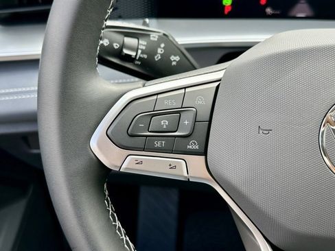 New 2025 Volkswagen Tiguan SE image 29