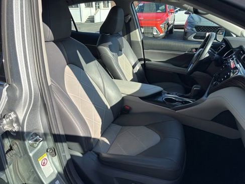 Used 2019 Toyota Camry XLE image 9