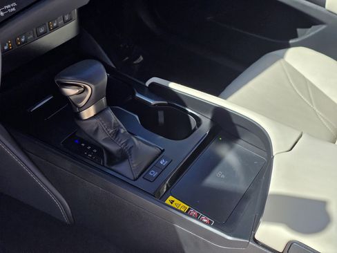 Used 2024 Lexus ES 300h w/ Luxury Package image 16