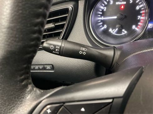 Used 2020 Nissan Rogue SV image 23