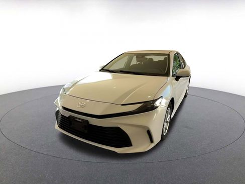 Used 2025 Toyota Camry LE image 7