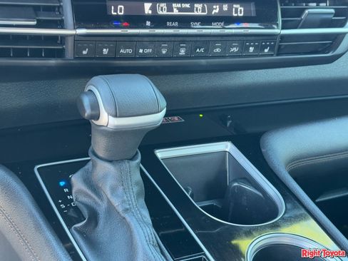 Used 2025 Toyota Sienna Limited image 26