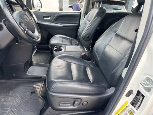 Used 2019 Toyota Sienna SE image 20
