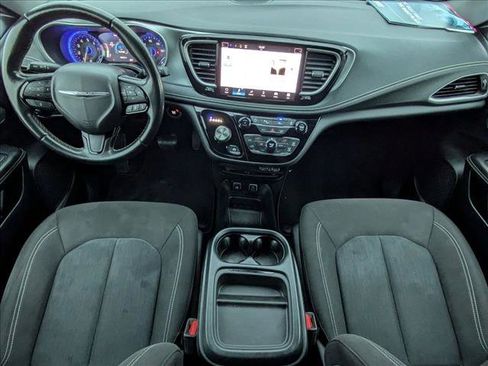 Used 2021 Chrysler Pacifica Touring w/ Uconnect Theater Family Group image 17