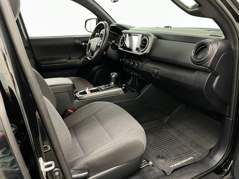 Used 2019 Toyota Tacoma TRD Off-Road AWD/4WD image 36