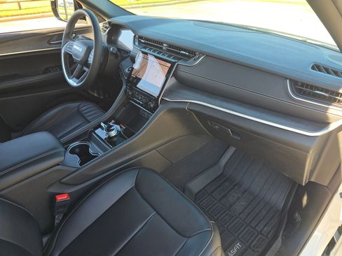 Used 2025 Jeep Grand Cherokee L Limited w/ Luxury Tech Group II image 32