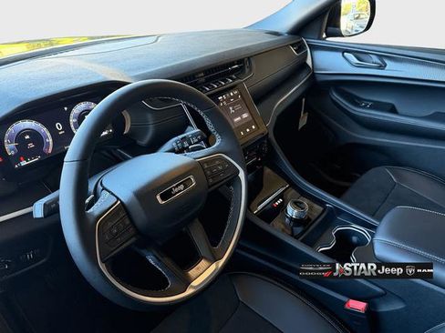 New 2025 Jeep Grand Cherokee L Laredo image 10