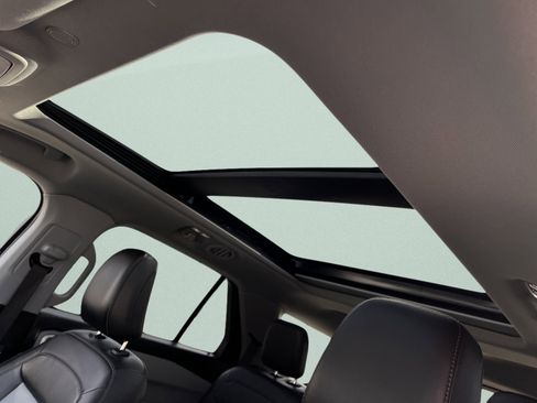 Used 2022 Ford Explorer XLT w/ Equipment Group 202A image 22